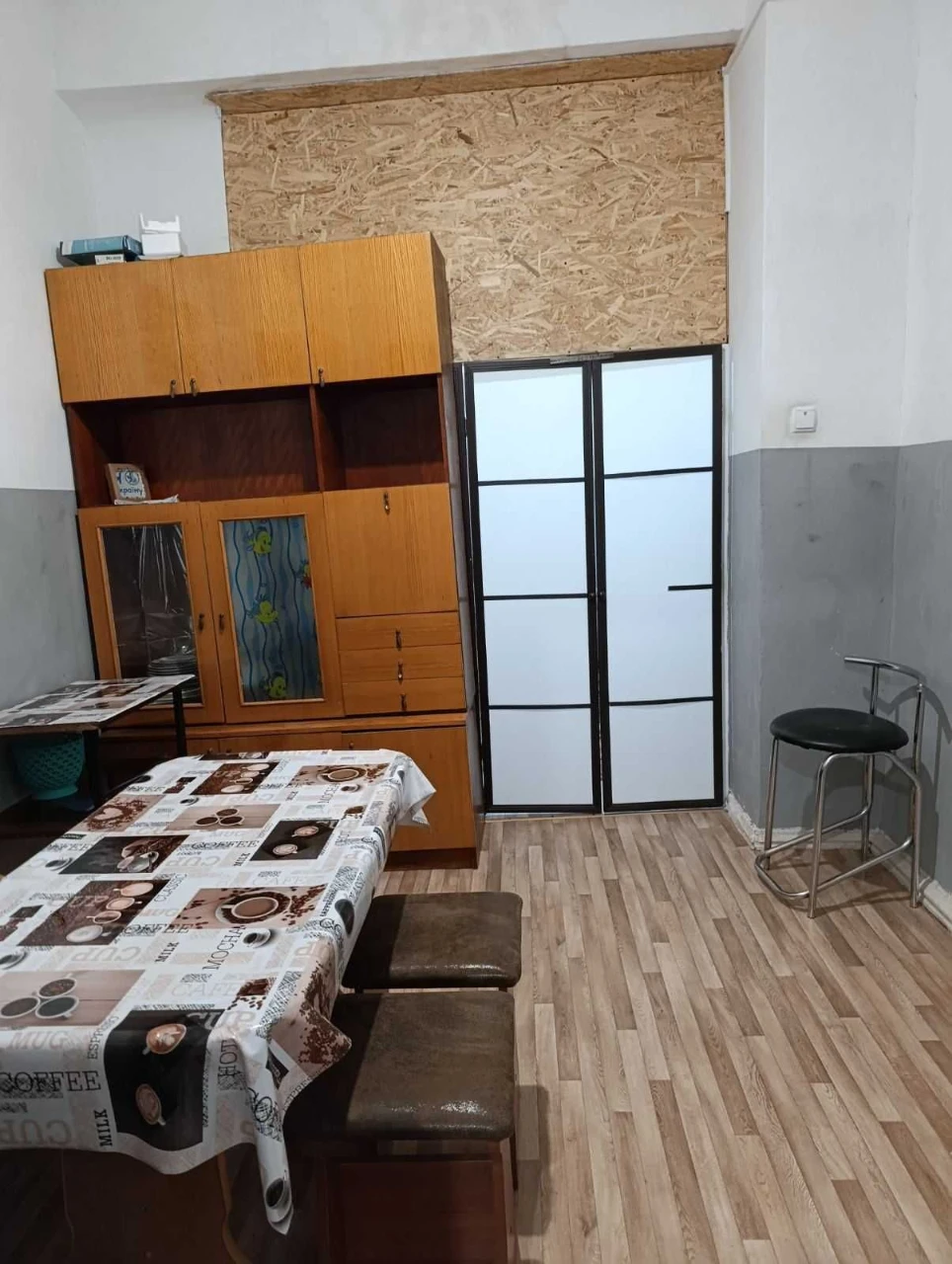 Продається  габаритна  2 кімнатна квартира   на першому пове