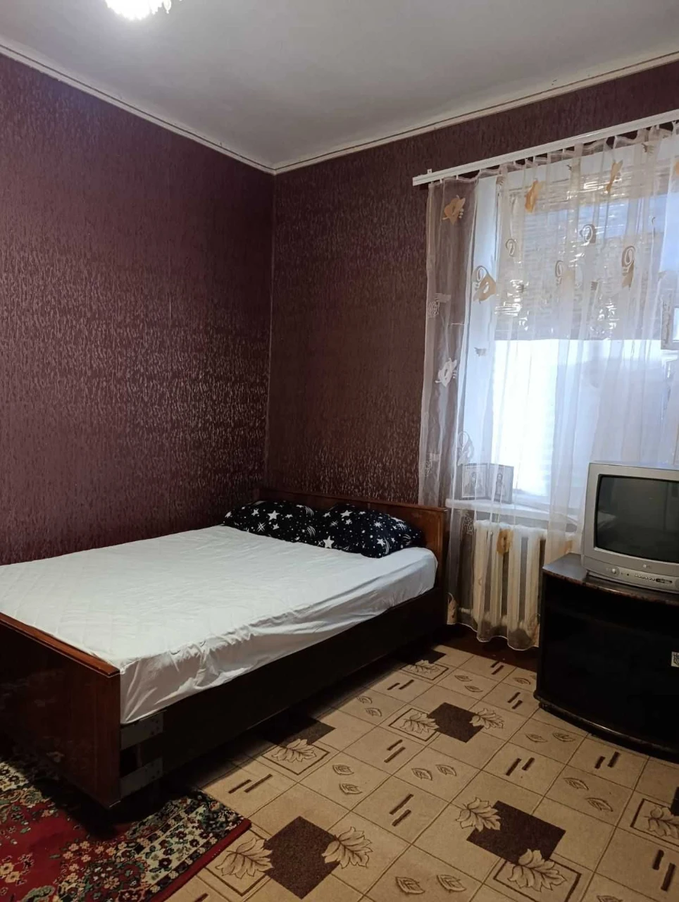 Продається  габаритна  2 кімнатна квартира   на першому пове