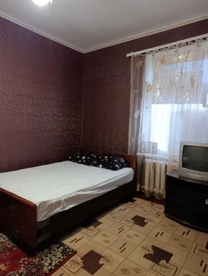 Продається  габаритна  2 кімнатна квартира   на першому пове