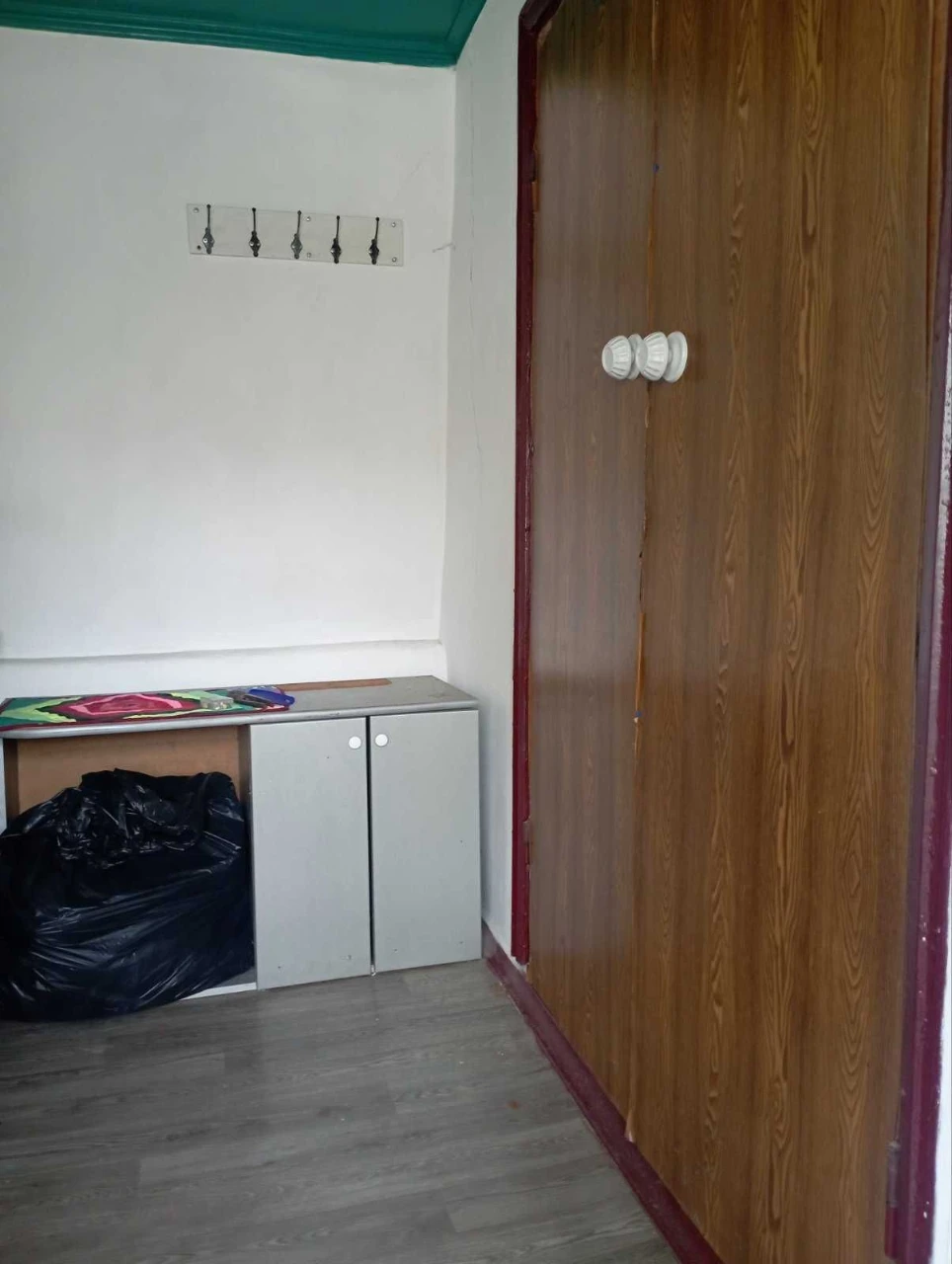 Продається  габаритна  2 кімнатна квартира   на першому пове
