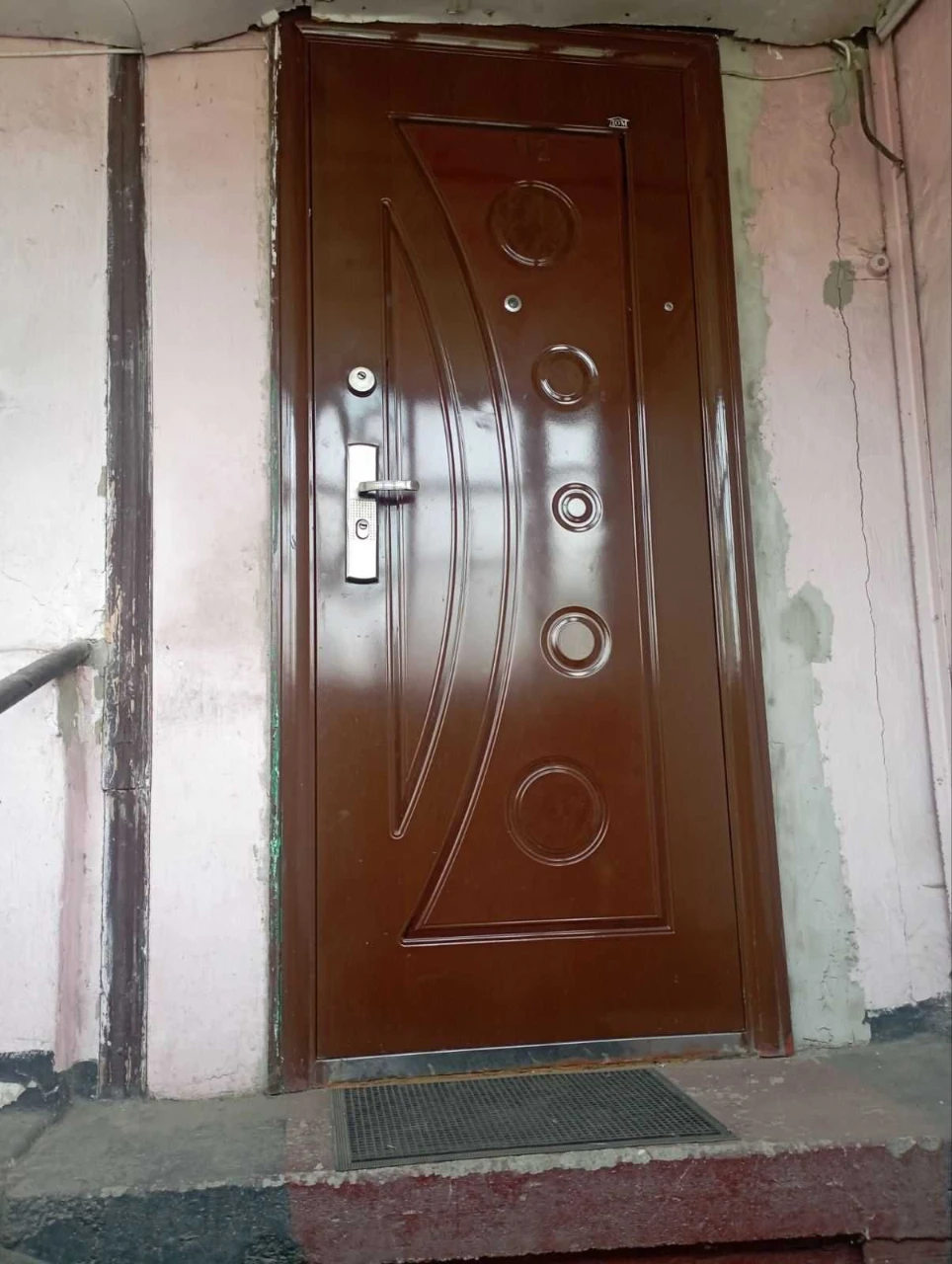 Продається  габаритна  2 кімнатна квартира   на першому пове
