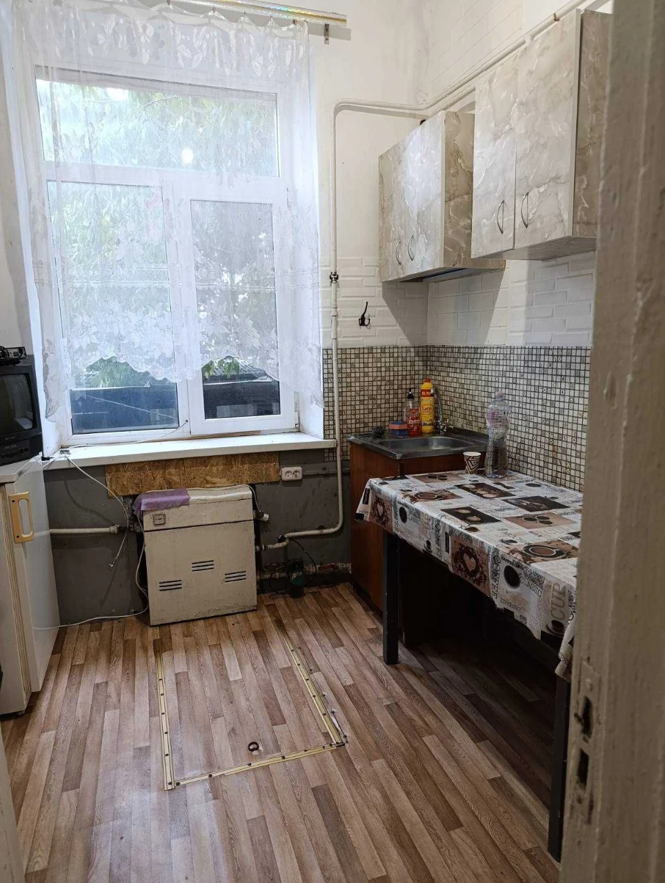 Продається  габаритна  2 кімнатна квартира   на першому пове