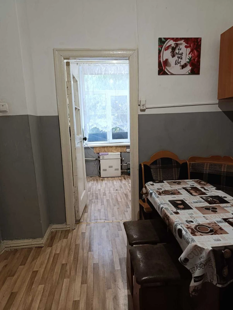 Продається  габаритна  2 кімнатна квартира   на першому пове
