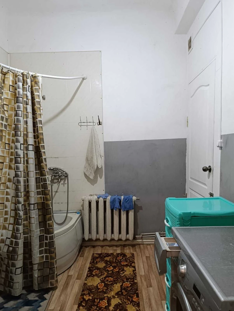 Продається  габаритна  2 кімнатна квартира   на першому пове