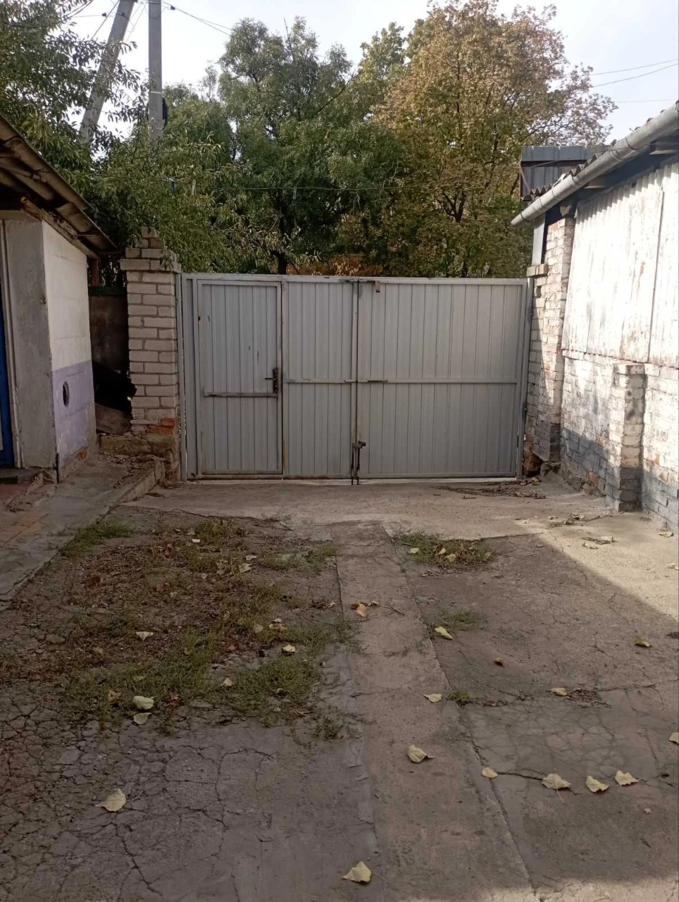 Продається  габаритна  2 кімнатна квартира   на першому пове