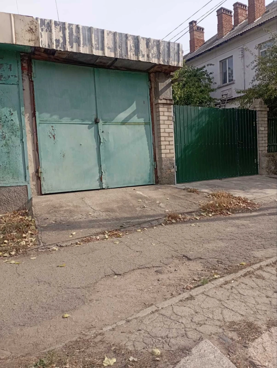 Продається  габаритна  2 кімнатна квартира   на першому пове