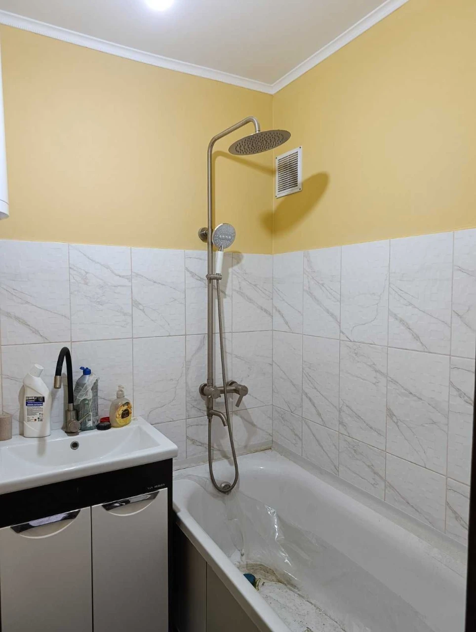 Spacious three-bedroom apartment for sale on the fifth floor