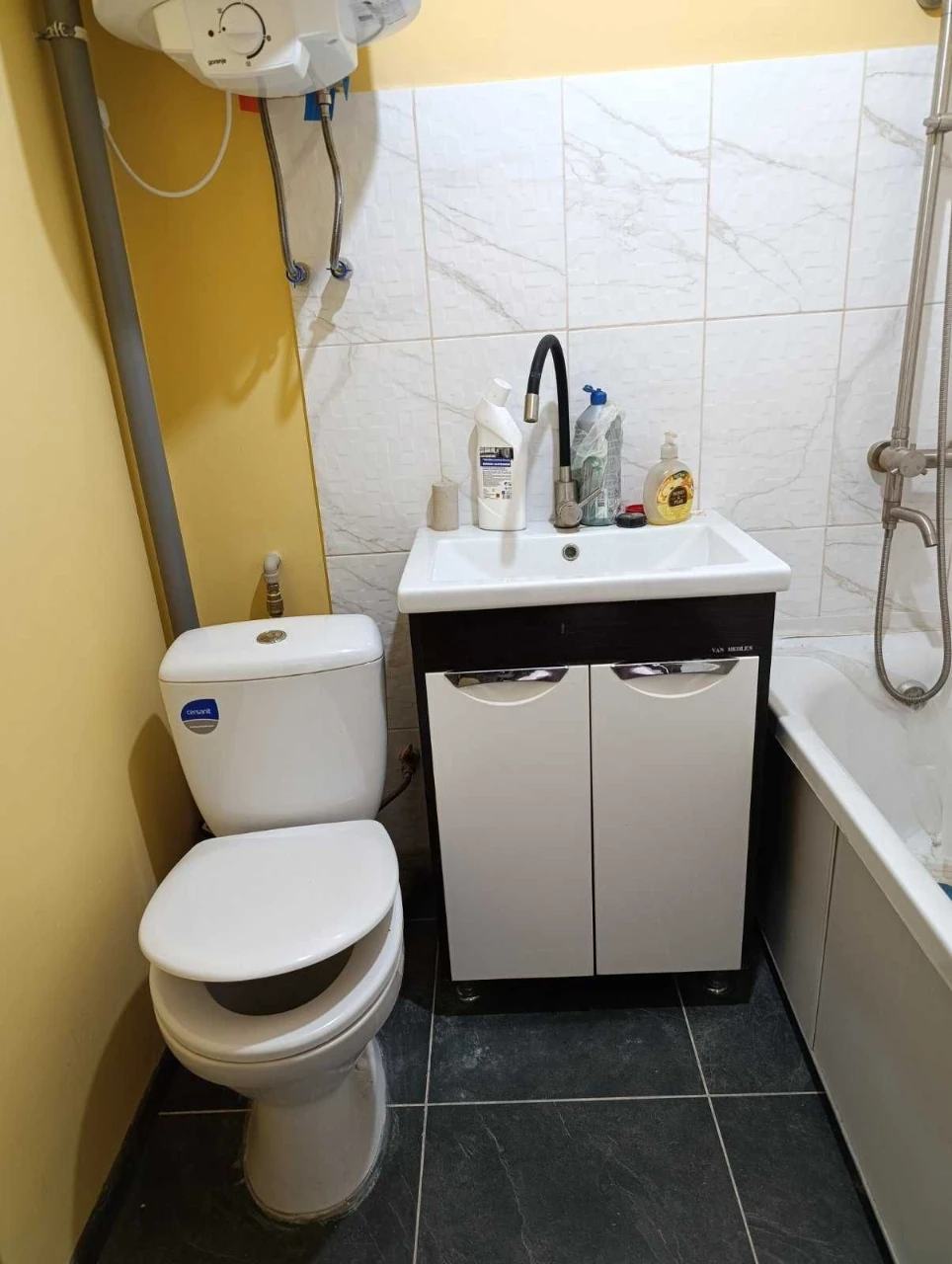 Spacious three-bedroom apartment for sale on the fifth floor