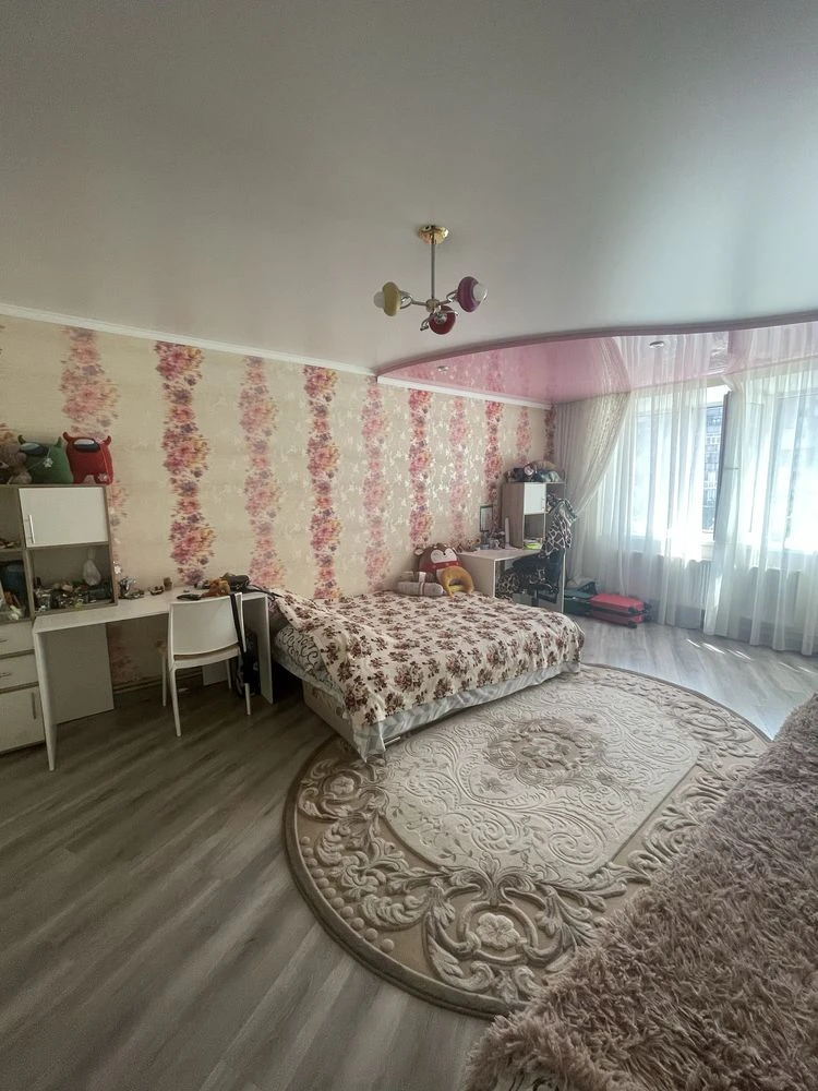 4-комнатная квартира (перепланировка в 3 комнаты с гардеробной).