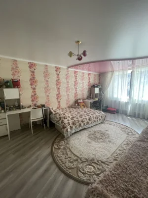 4-комнатная квартира (перепланировка в 3 комнаты с гардеробной).