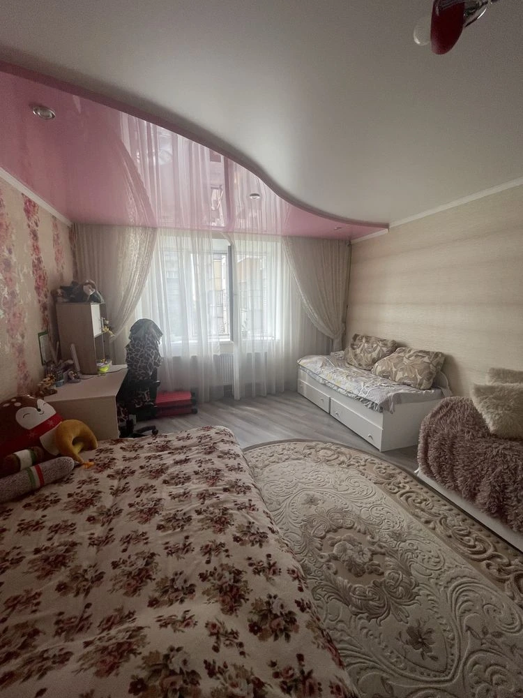 4-комнатная квартира (перепланировка в 3 комнаты с гардеробной).