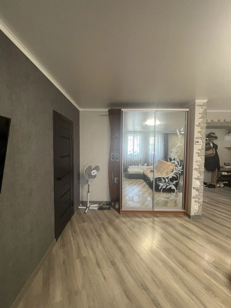 4-комнатная квартира (перепланировка в 3 комнаты с гардеробной).
