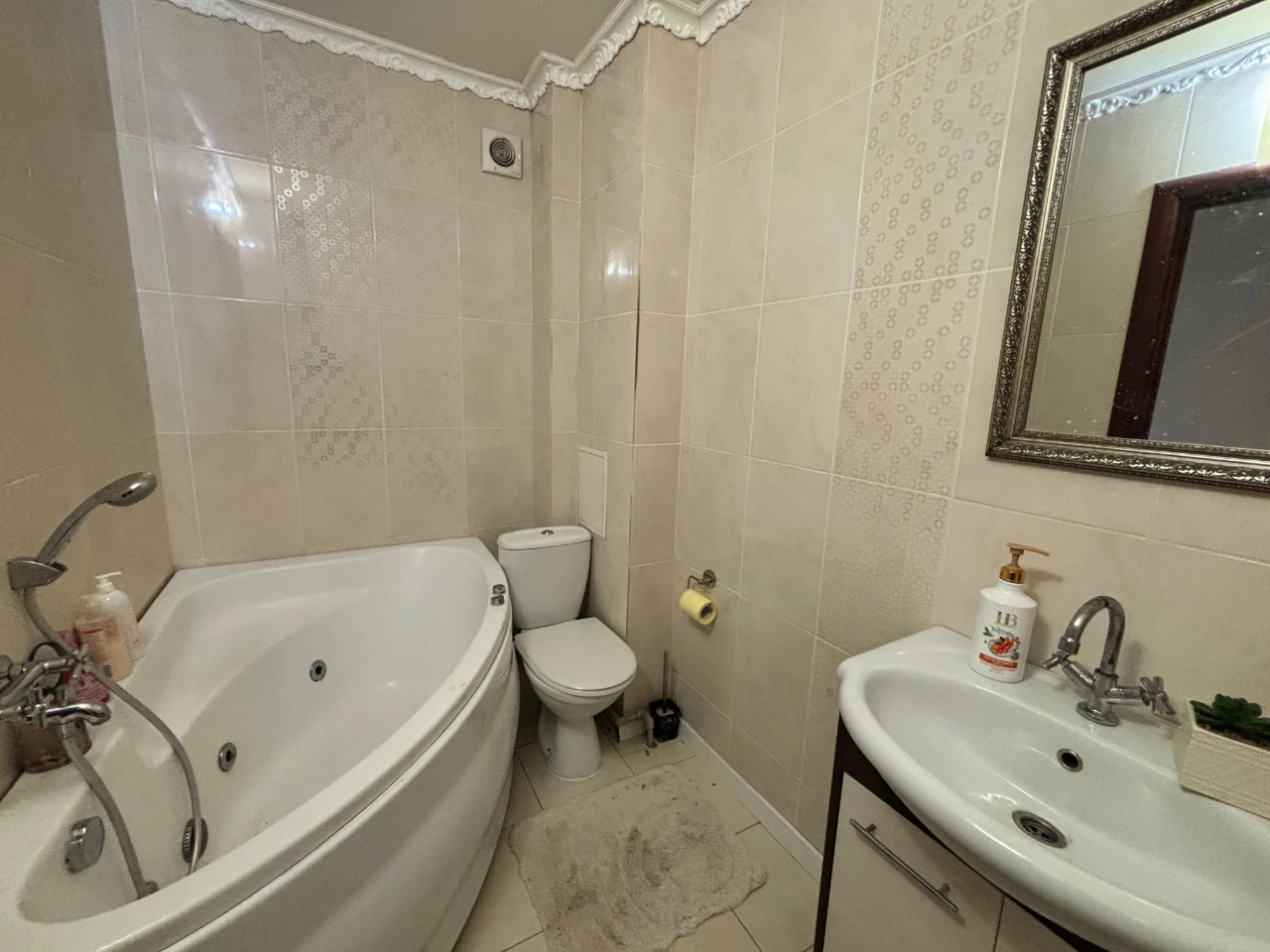 Two-bedroom apartment on Rose Street