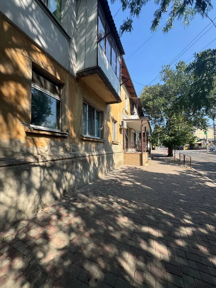Продається 2-кімнатна квартира в центрі міста, на вулиці Першотравневій.