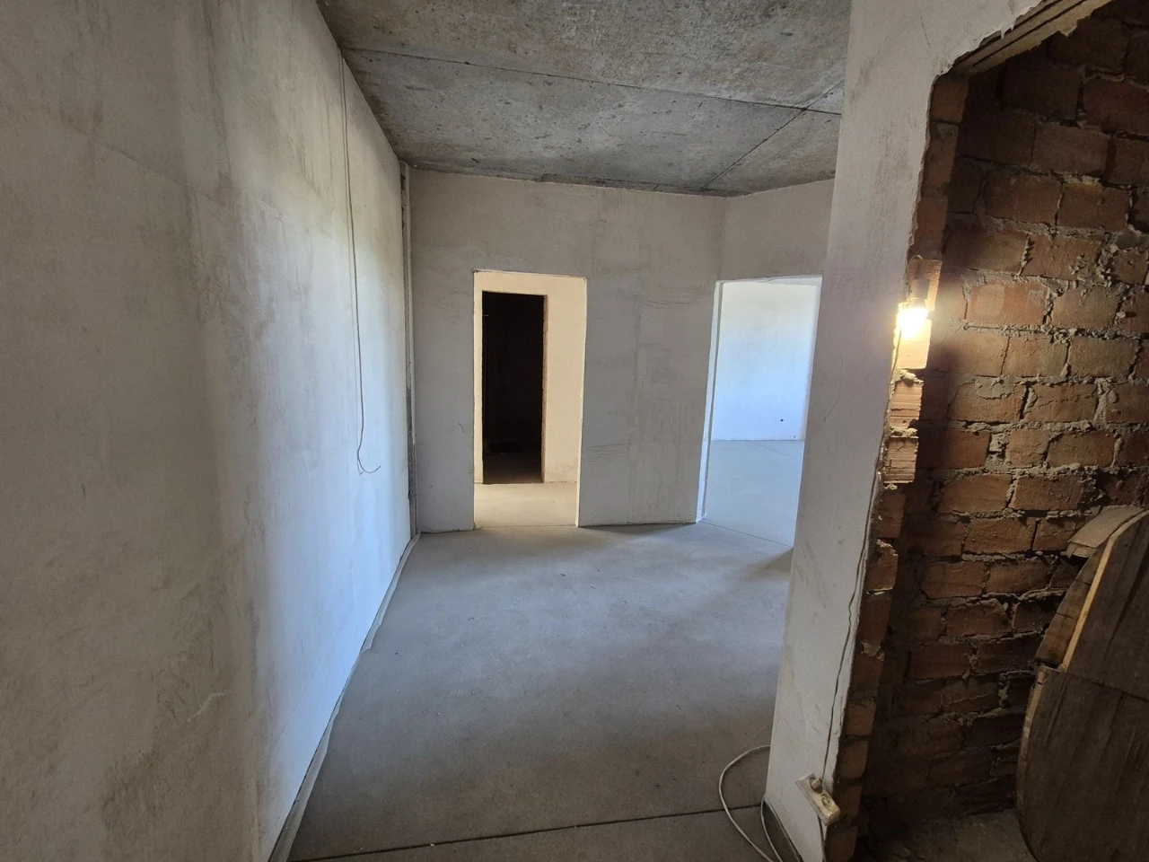 Велика квартира 81 м² в Чорноморську, нещодавно зданий будинок