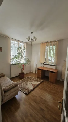 Продається 2-кімнатна квартира біля моря на низькому поверсі