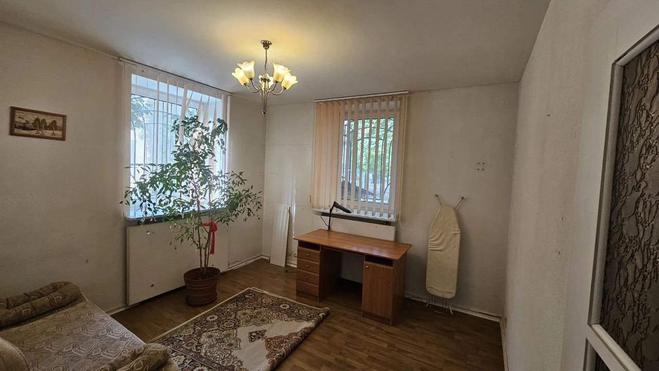 Продається 2-кімнатна квартира біля моря на низькому поверсі