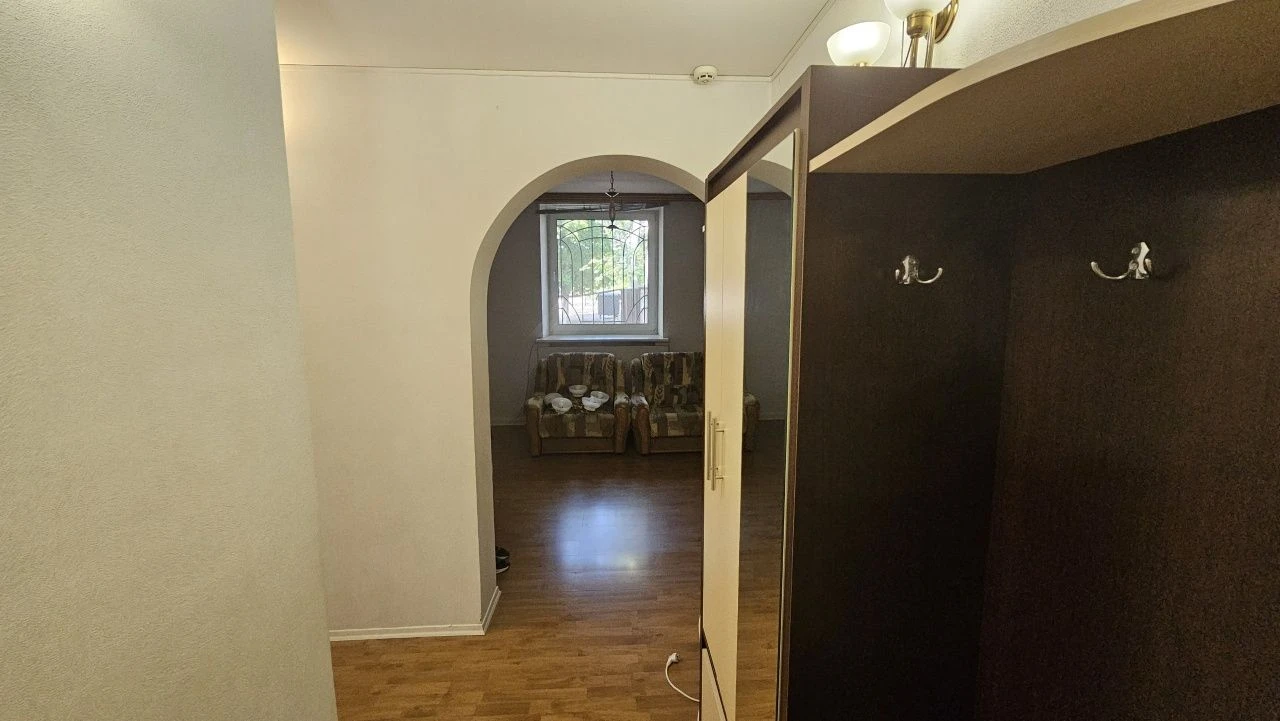 Продається 2-кімнатна квартира біля моря на низькому поверсі