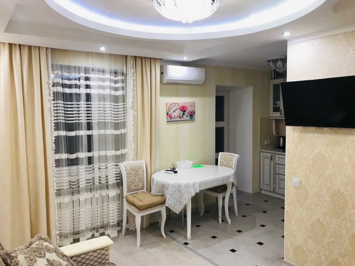 Продам 4 к.кв. перебудовану  на дві двокімнатні в Прибрежній