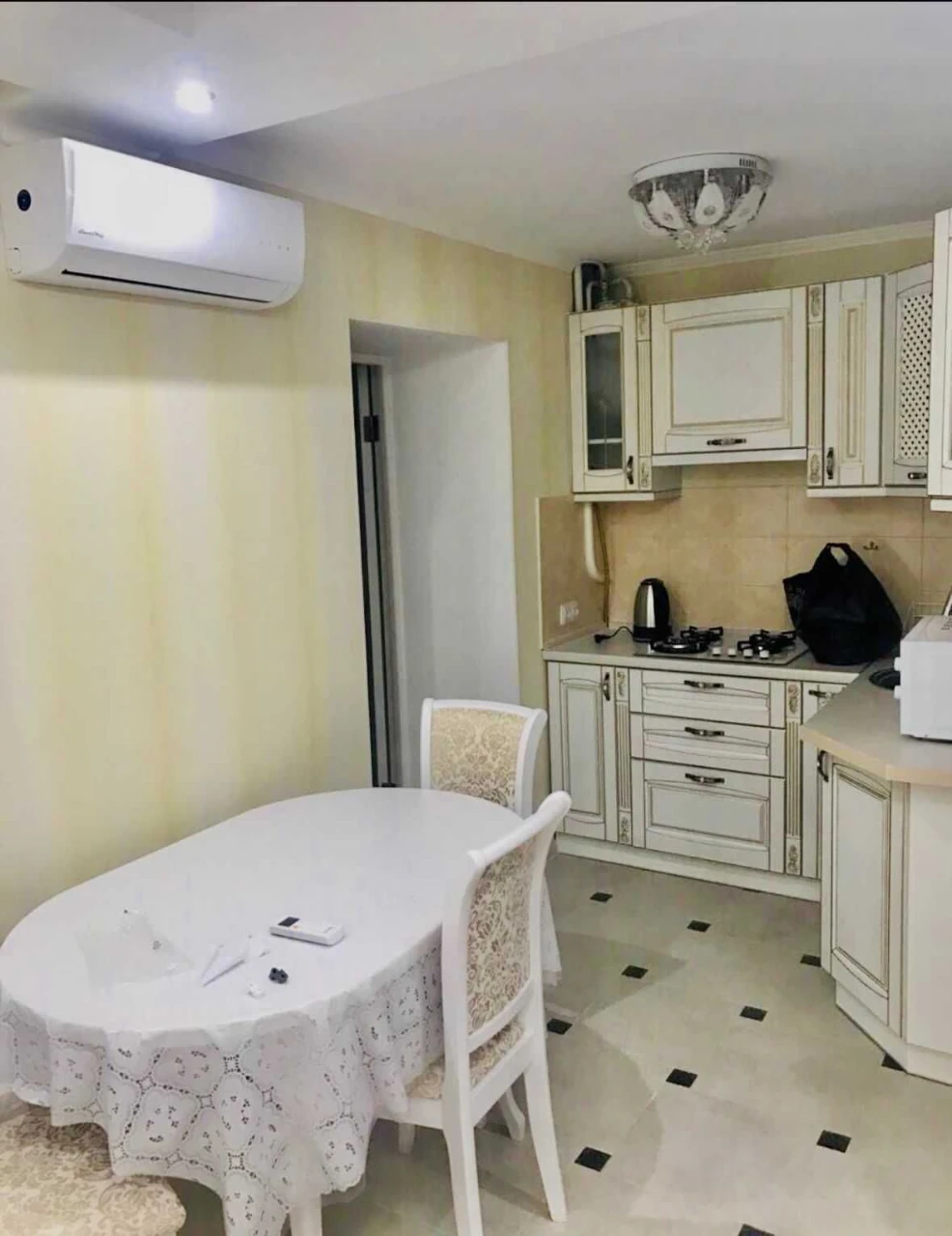 Продам 4 к.кв. перебудовану  на дві двокімнатні в Прибрежній