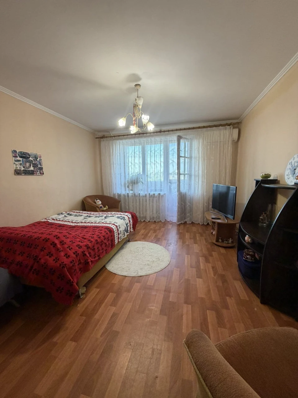Квартира, в доме, где очень редко что-то продаётся.