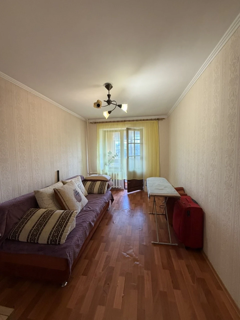 Квартира, в доме, где очень редко что-то продаётся.