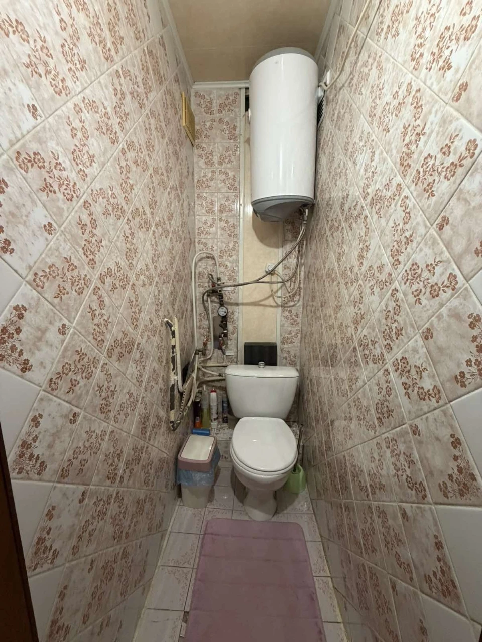 Квартира, в доме, где очень редко что-то продаётся.