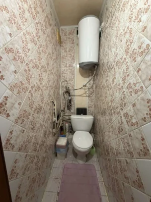 Квартира, в доме, где очень редко что-то продаётся.