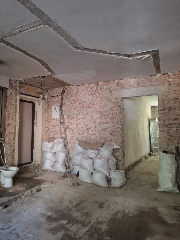 Продаж 2-кімнатна квартира, під ремонт, 1/5, центр, можна під офіс, 37 тисяч доларів