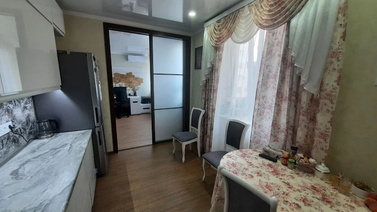 Cozy 1-bedroom apartment with custom renovation — move in and
