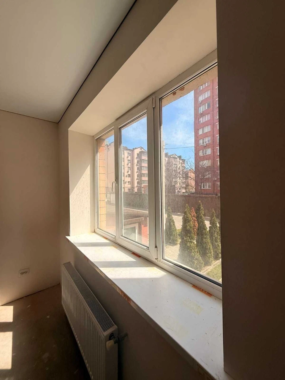 Продам 1 комнатную с кухней студией в Монолите