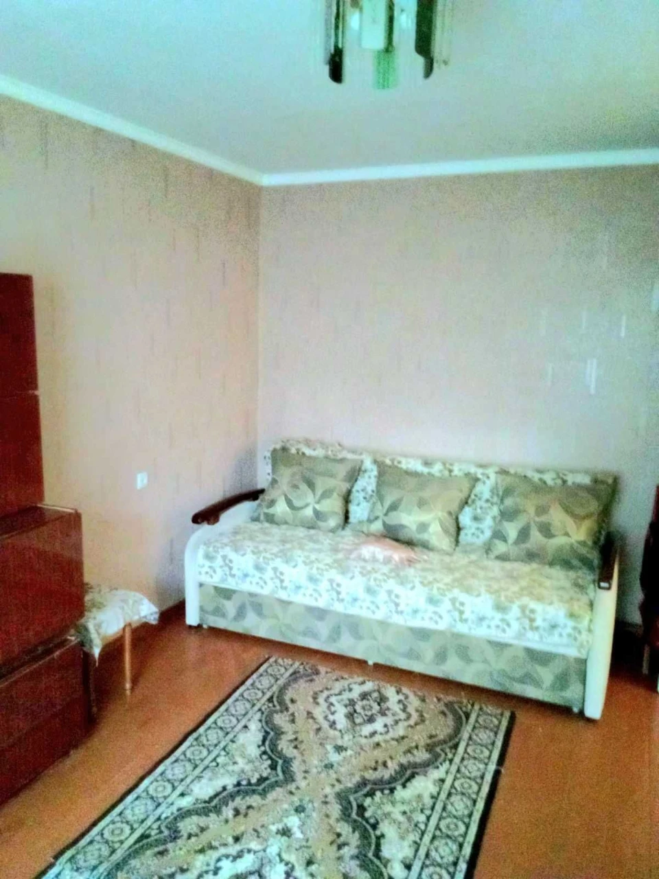 1 кімната на низькому поверсі в 9-поверховому будинку.