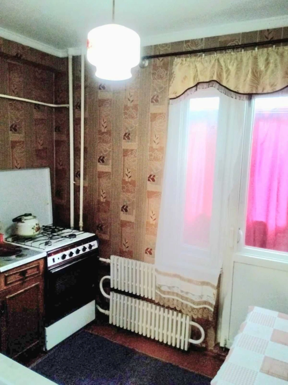 1 кімната на низькому поверсі в 9-поверховому будинку.