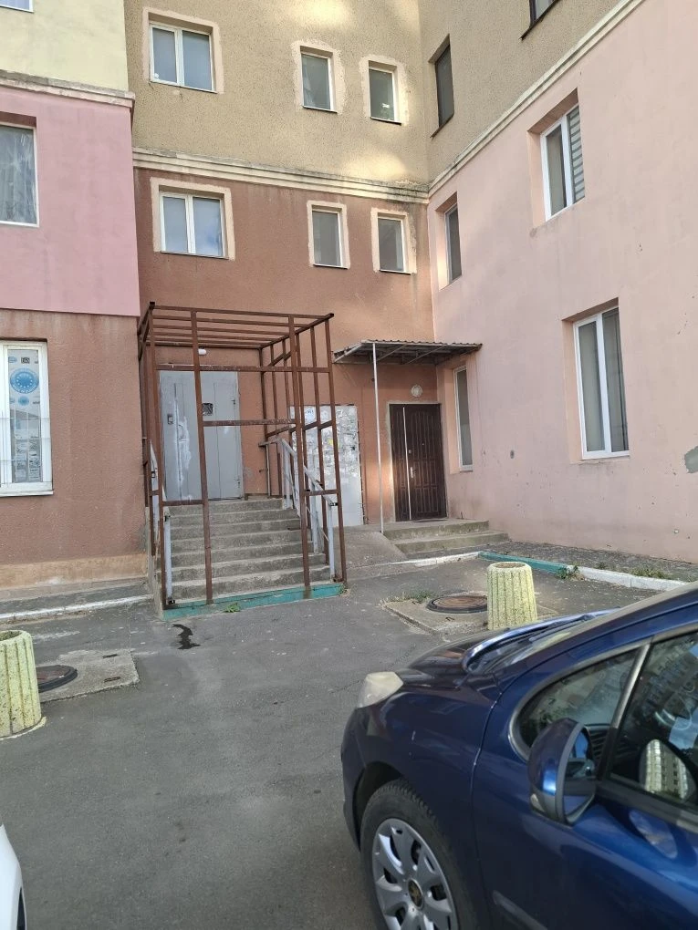 квартира с отдельным входом и паркингом !