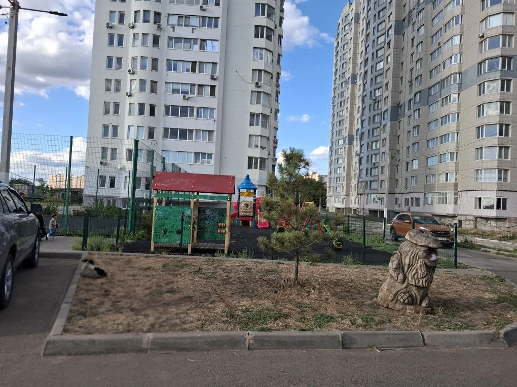 квартира с отдельным входом и паркингом !