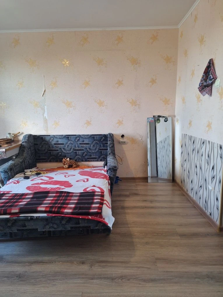 Продам коммуну на Александрийской 16,этаж 6/9,цена 9500 с оф