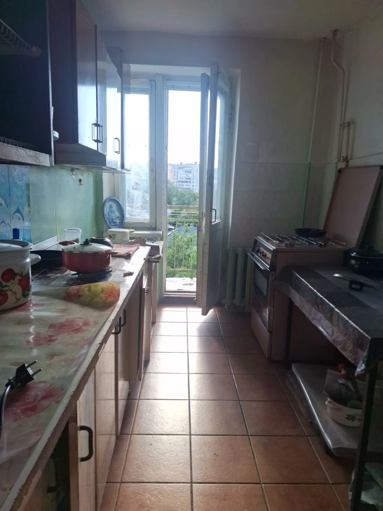 Продам коммуну на Александрийской 16,этаж 6/9,цена 9500 с оф