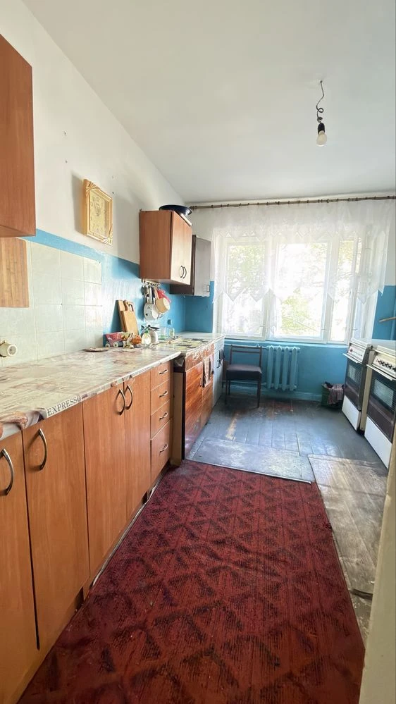 В продаже хорошая коммунальная квартира .