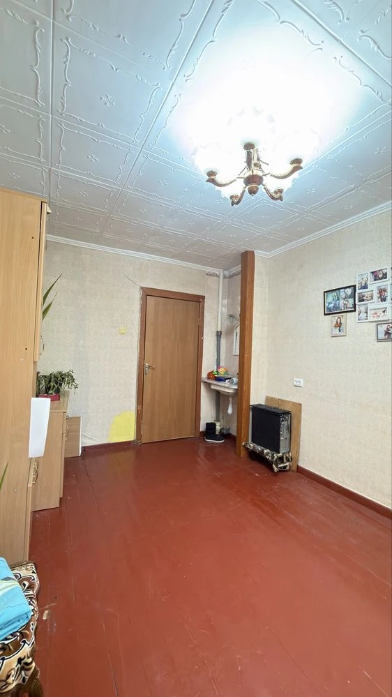 В продаже хорошая коммунальная квартира .