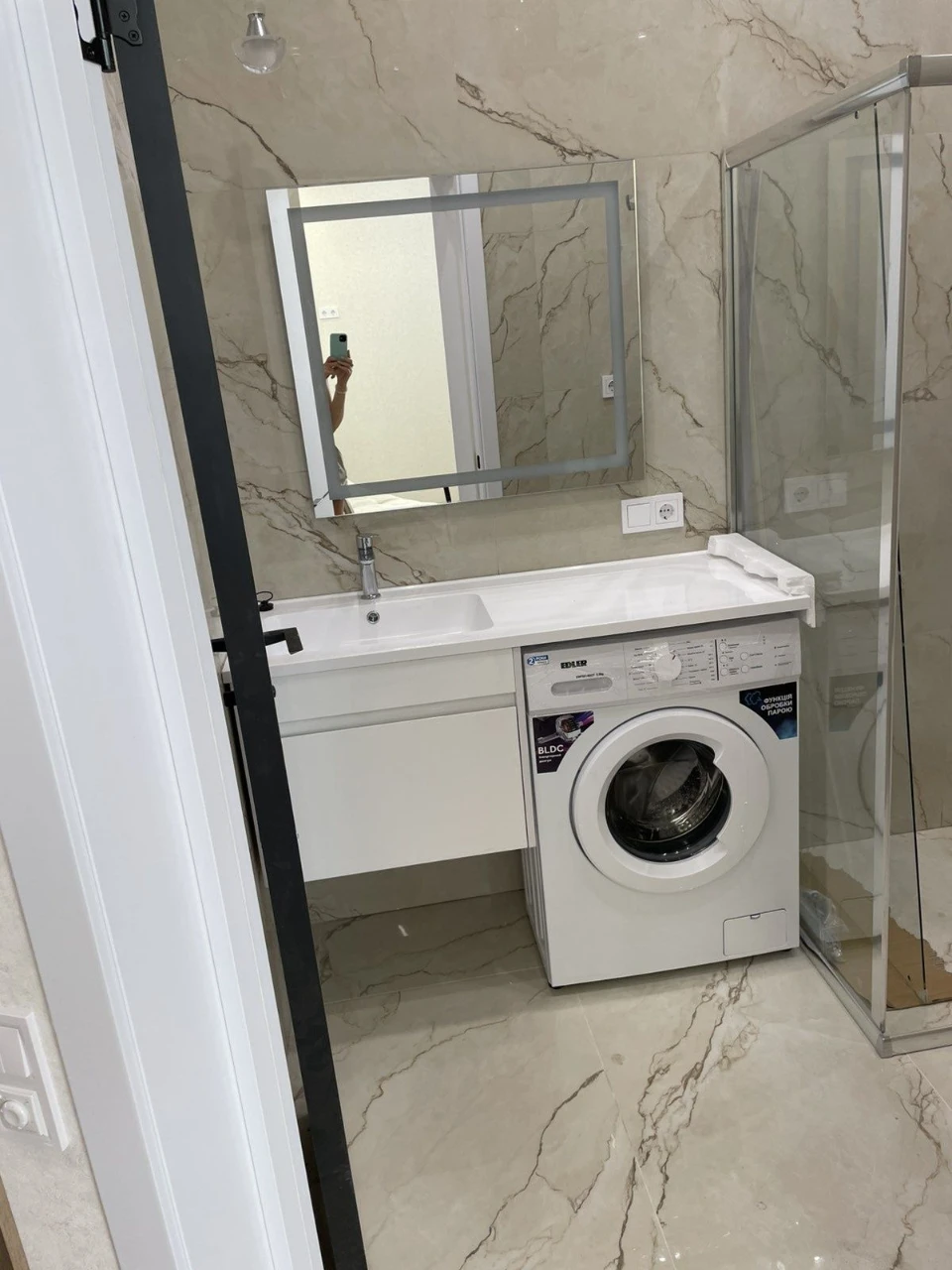 Собственник.Продам на Краснова  в 67 ж 1к кв  13эт 43м