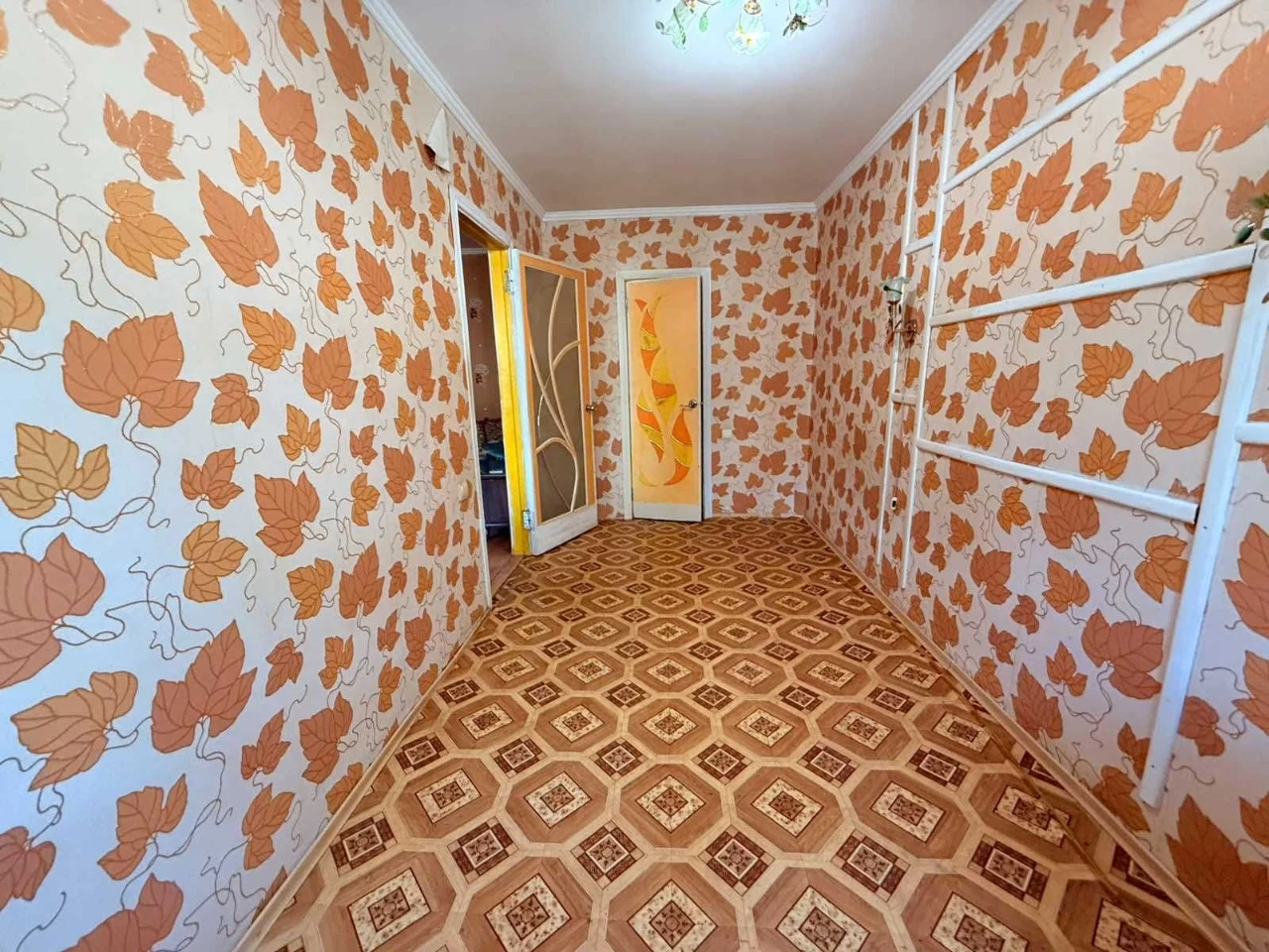 Продам 2 комнатную на Мира на низком этаже