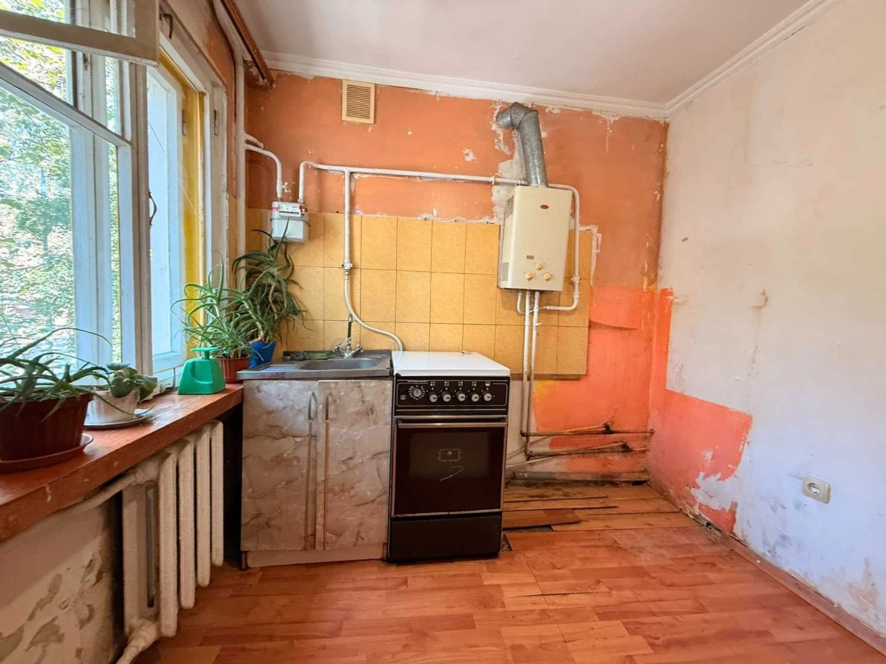 Продам 2 комнатную на Мира на низком этаже