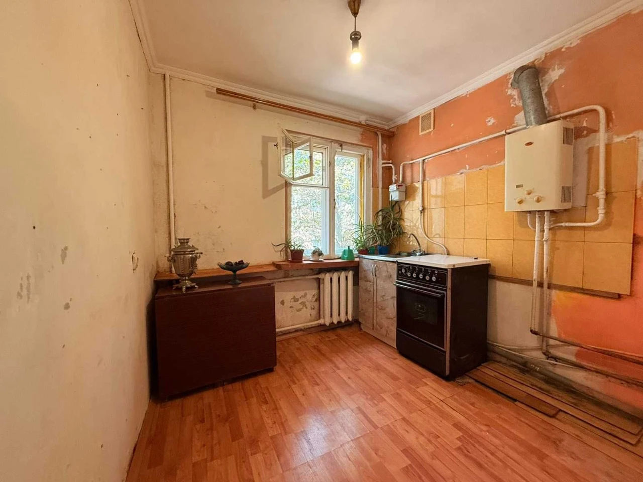 Продам 2 комнатную на Мира на низком этаже