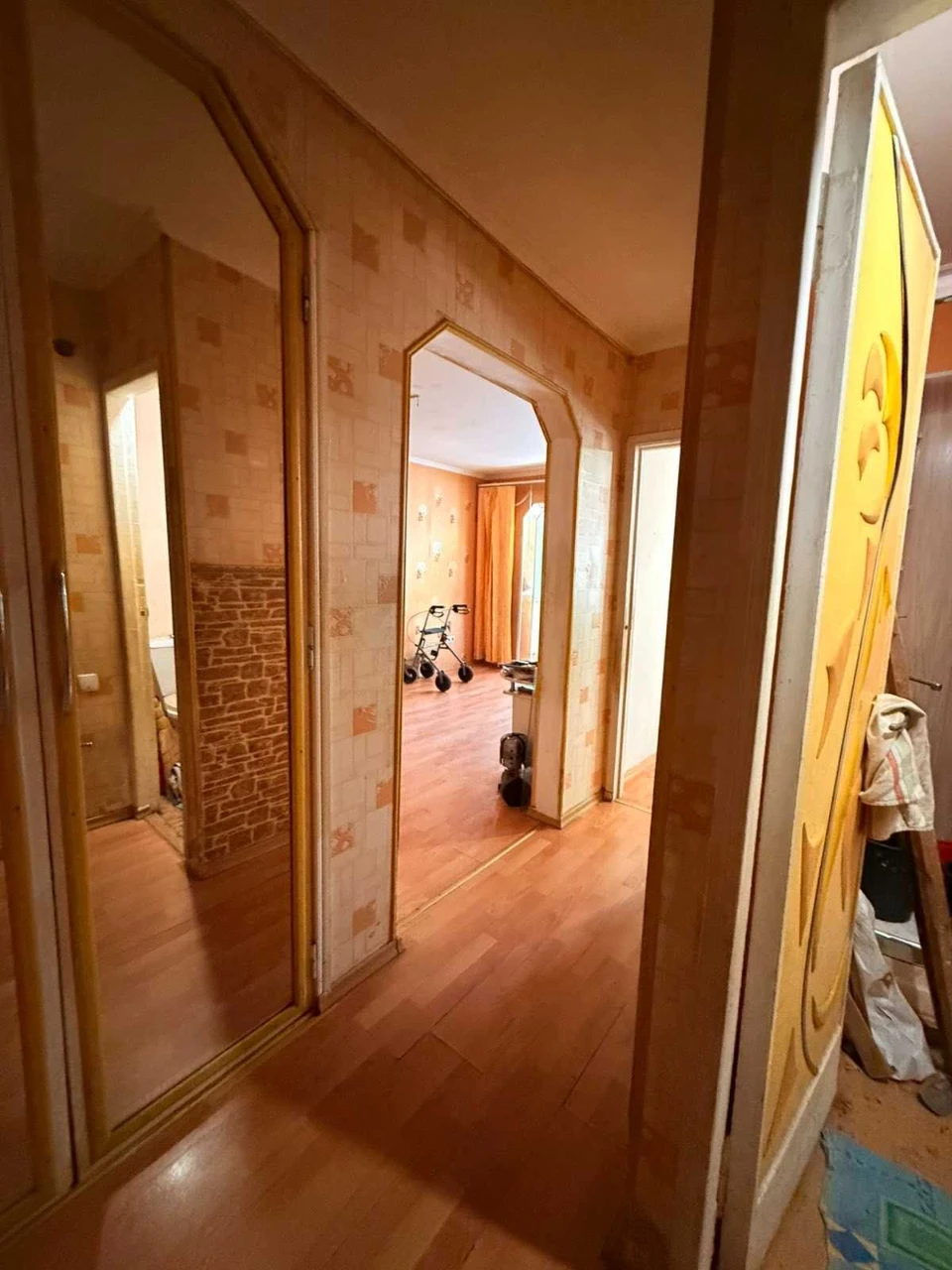 Продам 2 комнатную на Мира на низком этаже