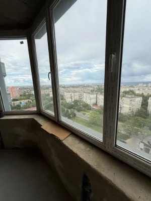 Простора квартира з панорамою моря