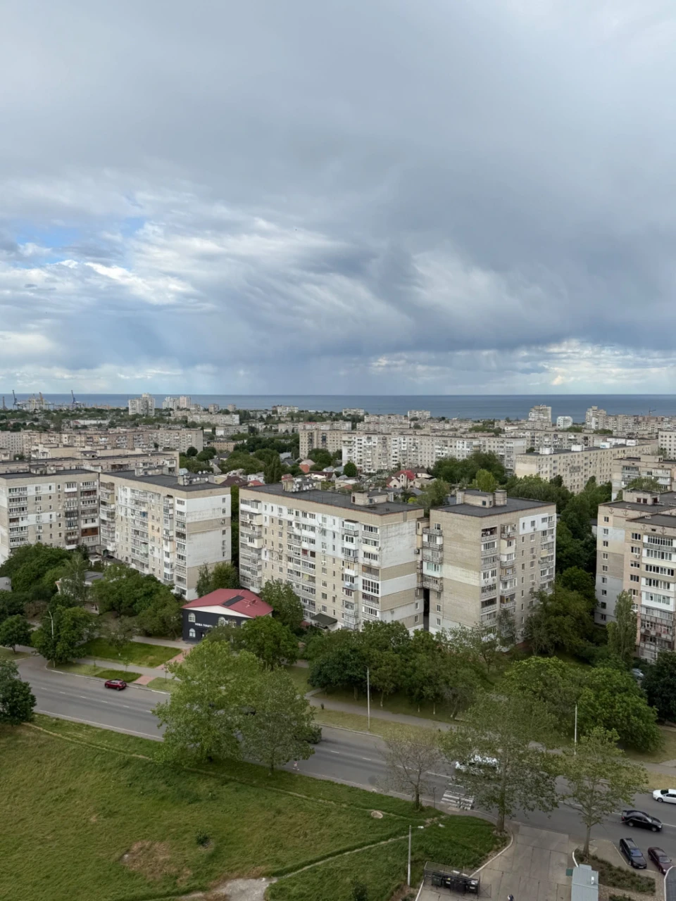 Простора квартира з панорамою моря