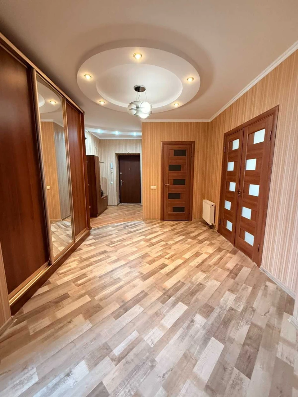 Поступила в продажу просторная 2 комнатная в новострое с рем
