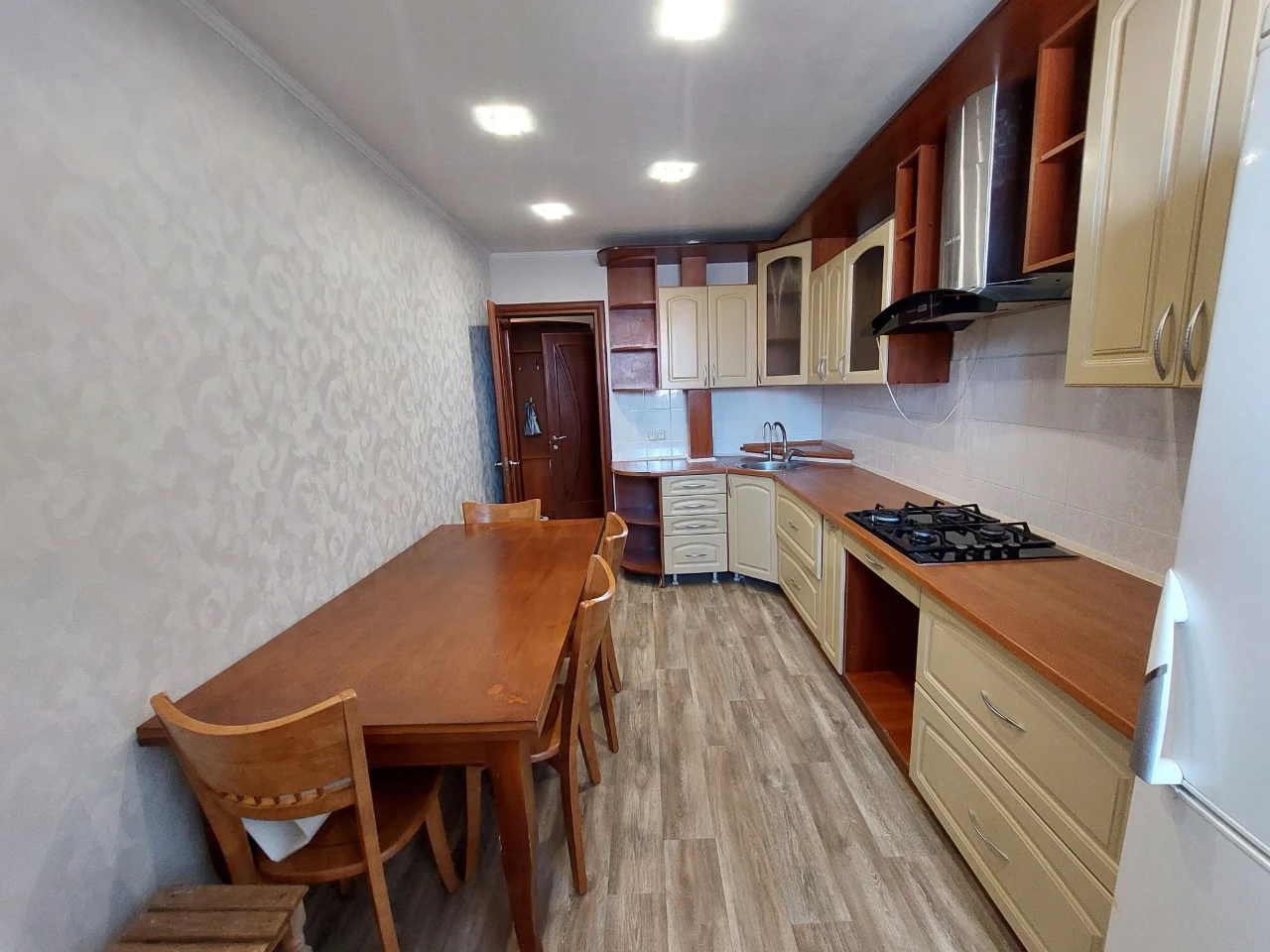 Продам 4х комнатную квартиру в Черноморске с видом на Черном