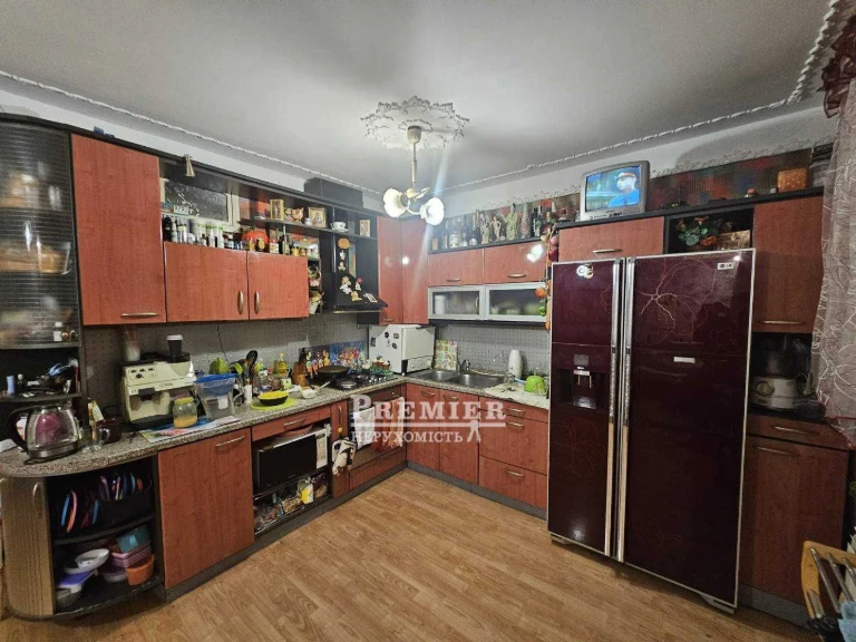 Продаж 4 кімн. квартири в цегляному будинку