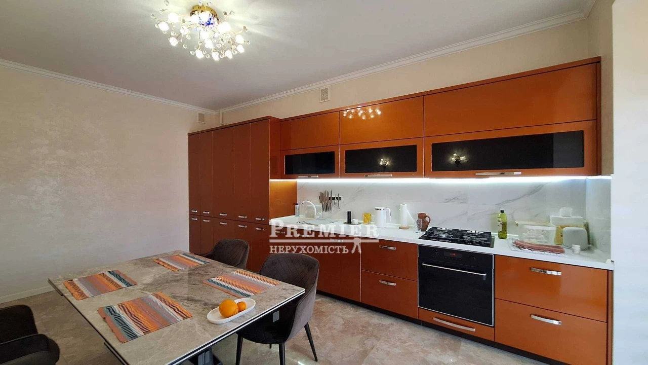 Продаж 3 кімн. з дизайнерським ремонтом